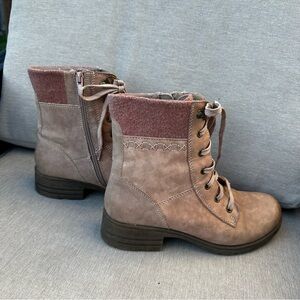 Size 8 Earth Origins lace up/ side zipper ankle boots